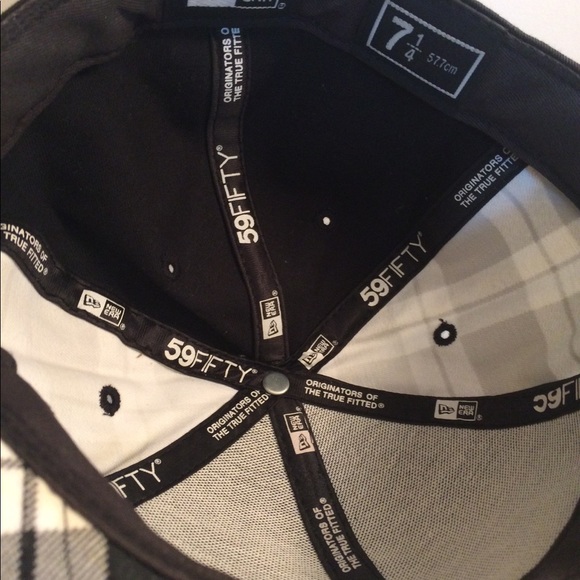 New Era Vans calligraphy fitted hat. 7 1/4 - Picture 4 of 4